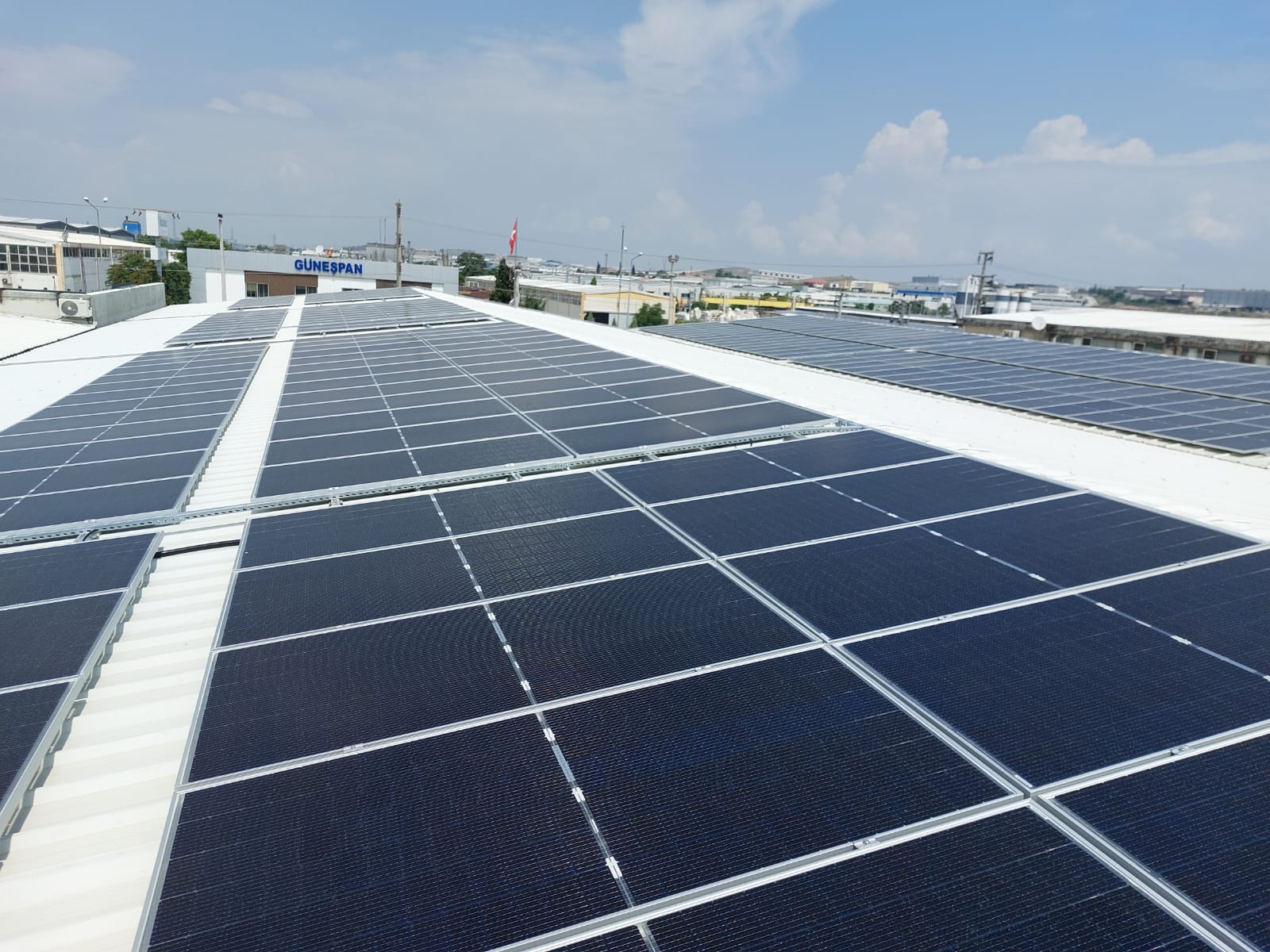 Mænd og solenergi producerer vores sengelinned og håndklæder sammen