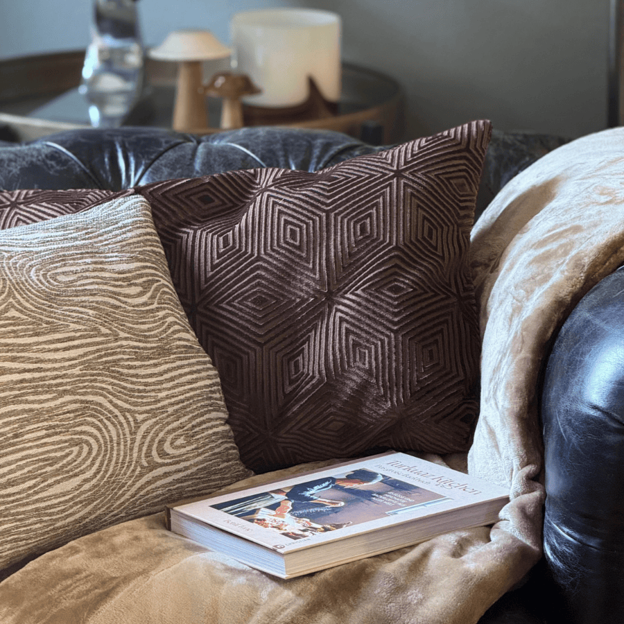 Velvet cushion cover with wave structure