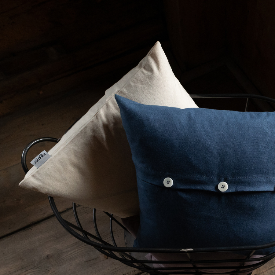 Housse de coussin Panama avec boutons en noix de cajou, coton bio & Cradle to Cradle Certified® Gold