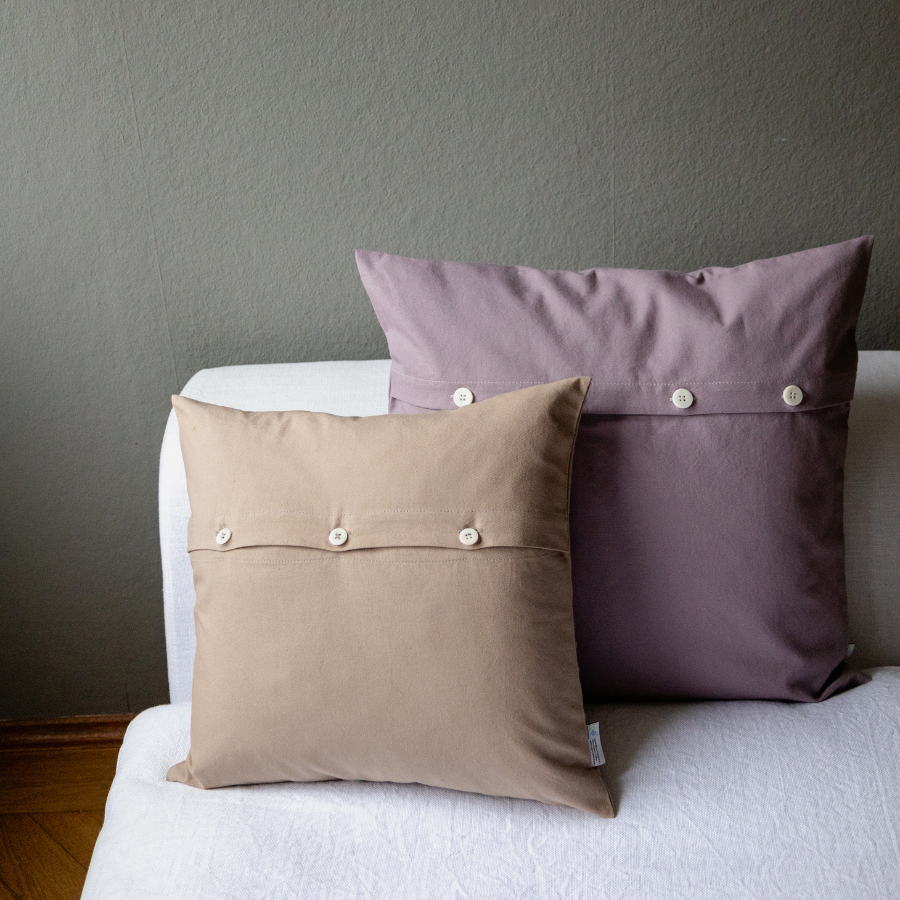 Housse de coussin Panama avec boutons en noix de cajou, coton bio & Cradle to Cradle Certified® Gold