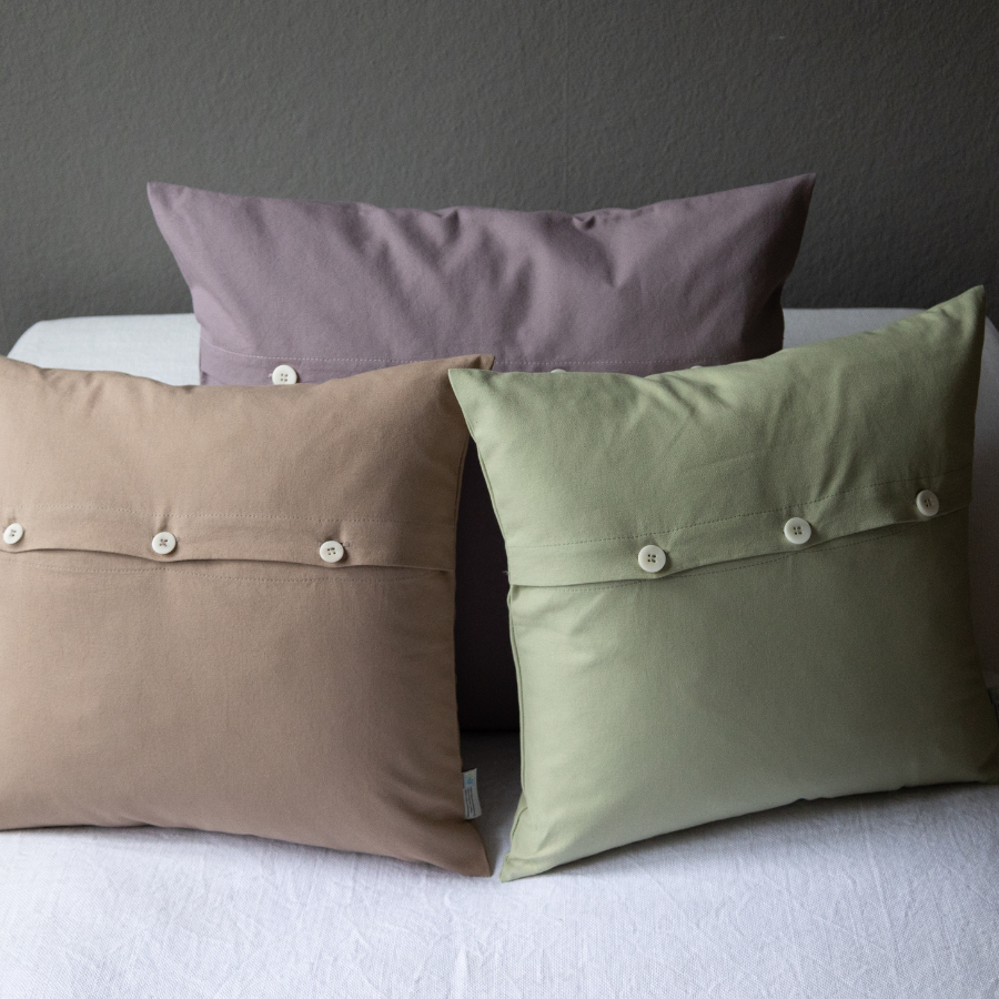 Housse de coussin Panama avec boutons en noix de cajou, coton bio & Cradle to Cradle Certified® Gold