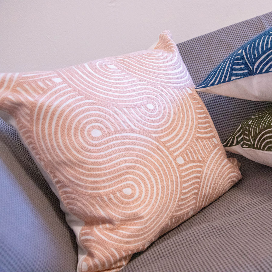 Housse de coussin brodée avec motif à volants